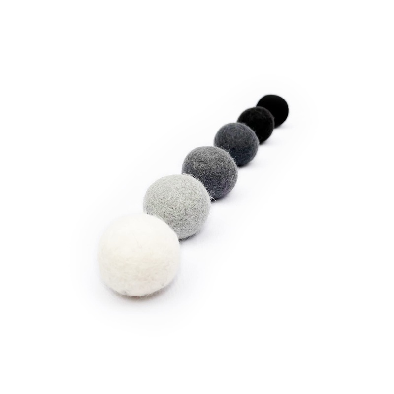 LucyBalu felt balls for cats I cat toys I cat balls made of felt | Cat toys made from 100% wool I natural toys for cats | Play balls for cats fair from Nepal | 6 pieces | Gray
